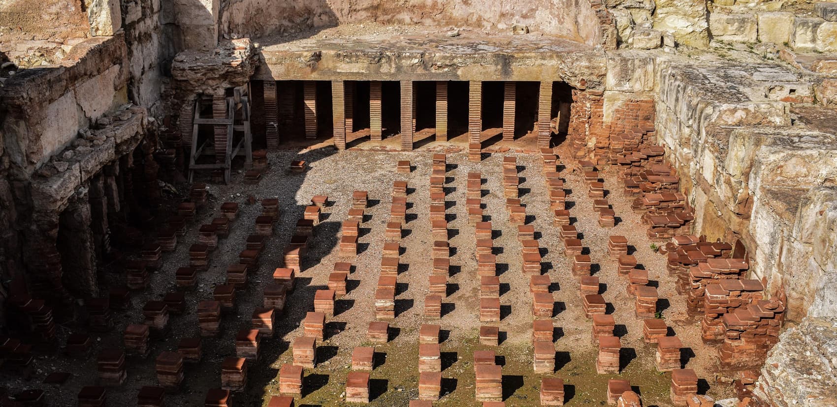 Vestiges d'un hypocauste romain: le sol surélevé reposait sur des piliers en pierre.
