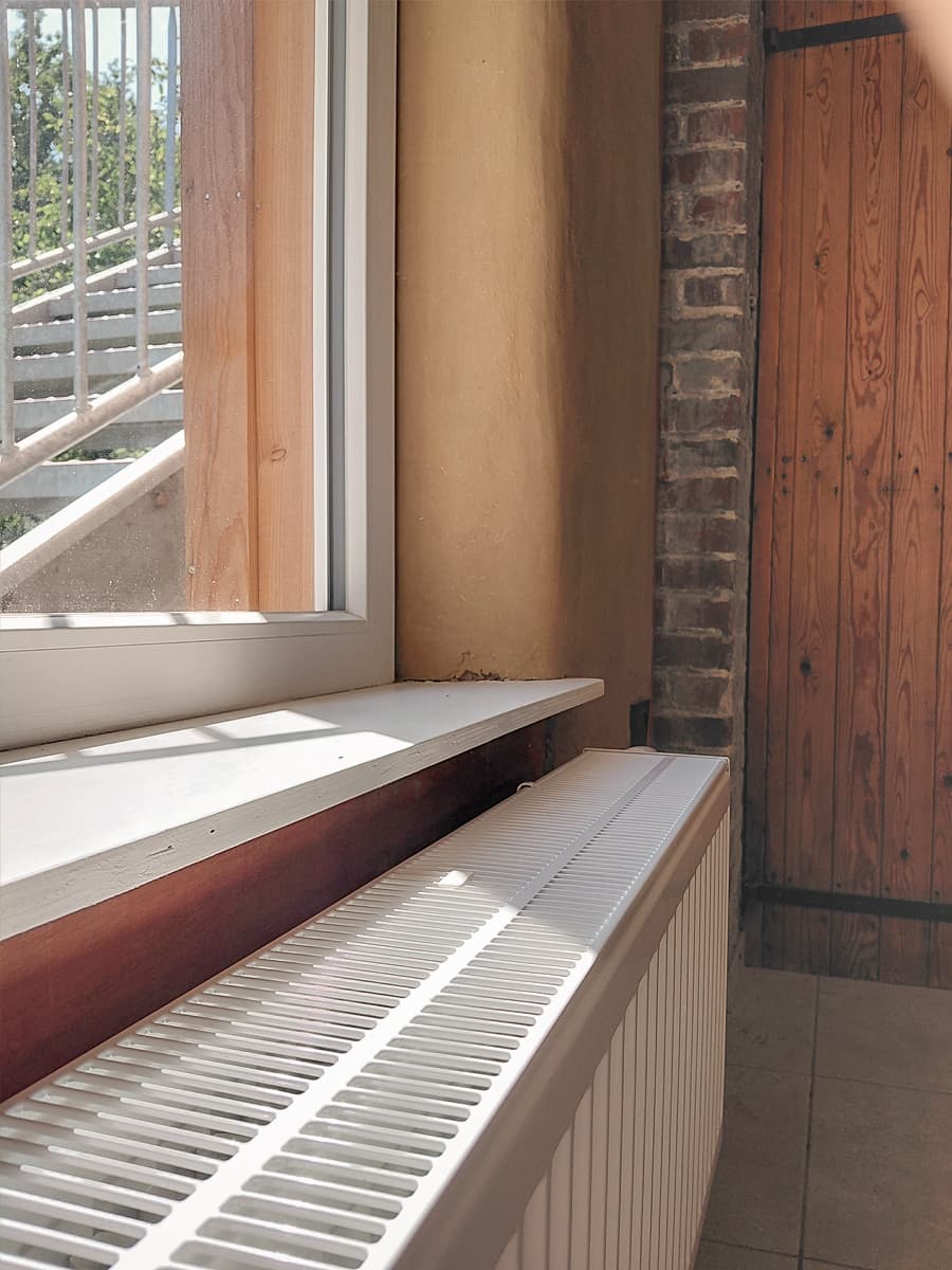 Radiateur basse température installé par Renders en complément d'une pompe à chaleur