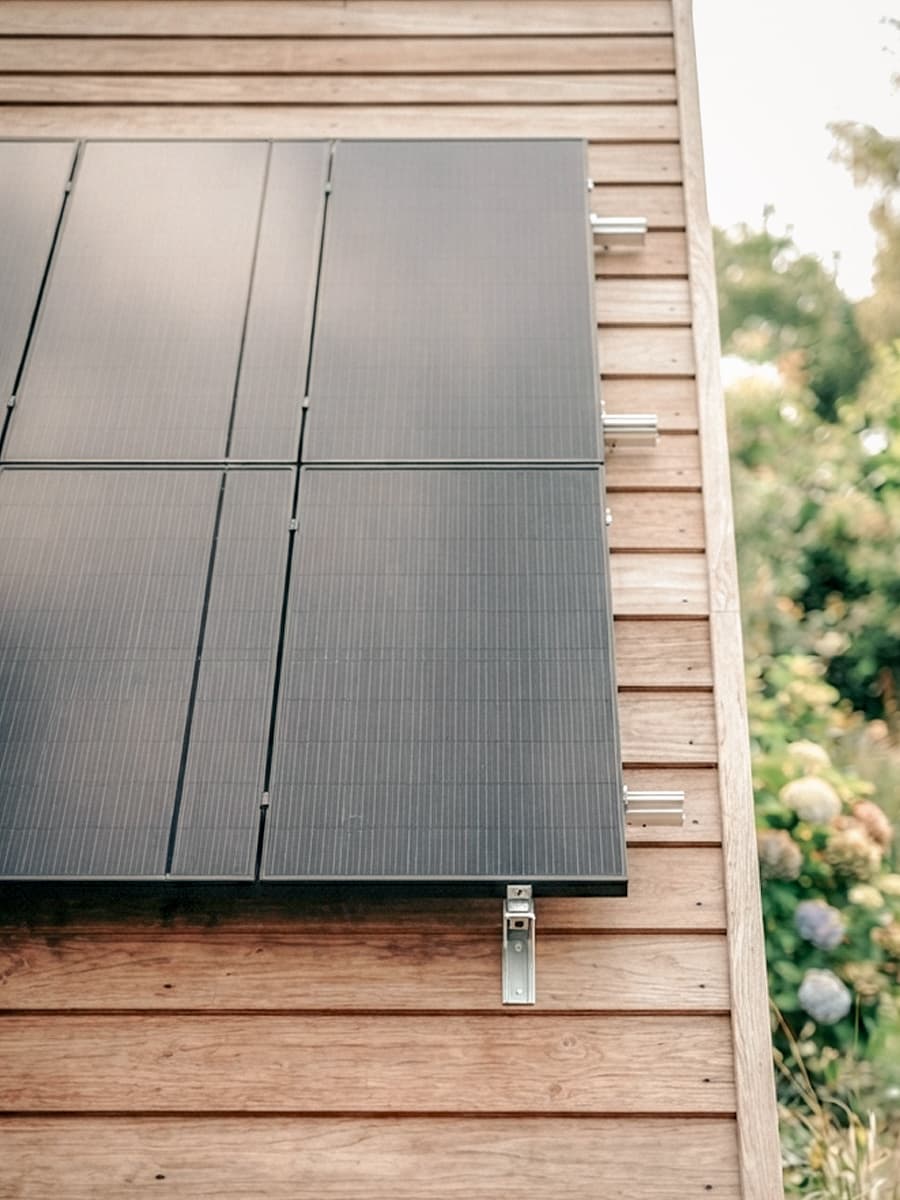 Panneaux solaires installés sur un toit par Renders en Belgique occidentale
